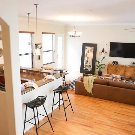 3 Bdrm 3 Ba Townhome Centrally Located